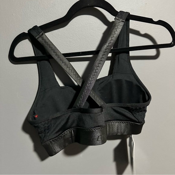 Laura Jane quilted sports bra with silk like straps - Picture 3 of 4